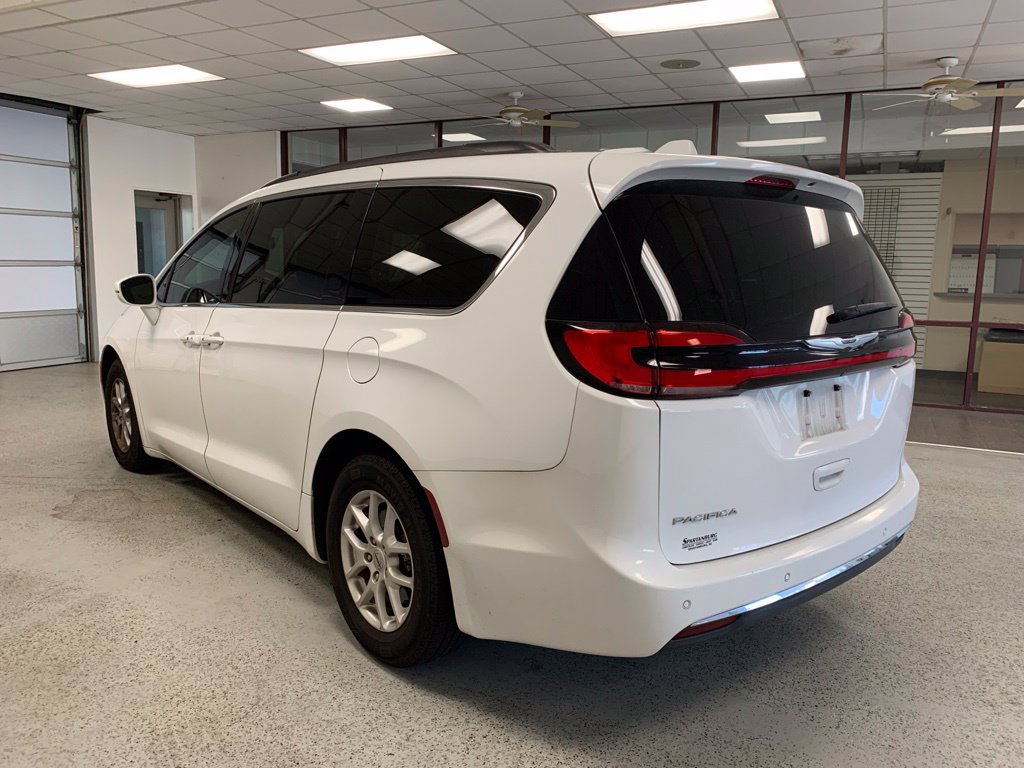 Used 2022 Chrysler Pacifica Touring-L FWD image 3