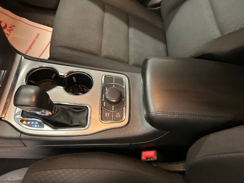 Used 2020 Jeep Grand Cherokee Laredo image 17