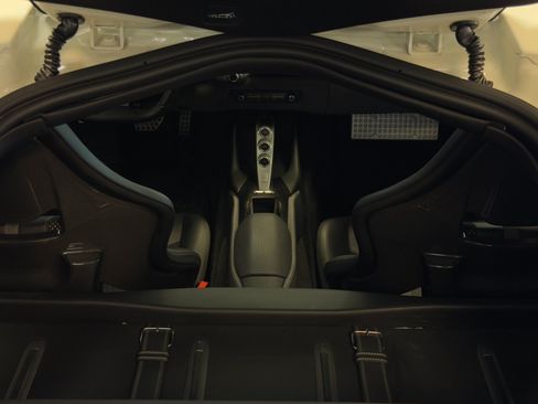 Used 2018 Ferrari 812 Superfast RWD image 24