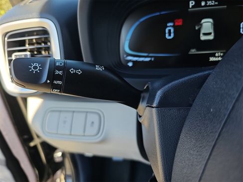 Used 2023 Hyundai Venue Limited image 26