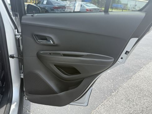 Used 2017 Chevrolet Trax LT w/ LT Convenience Package FWD image 17