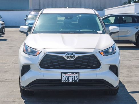 Used 2021 Toyota Highlander L FWD image 2