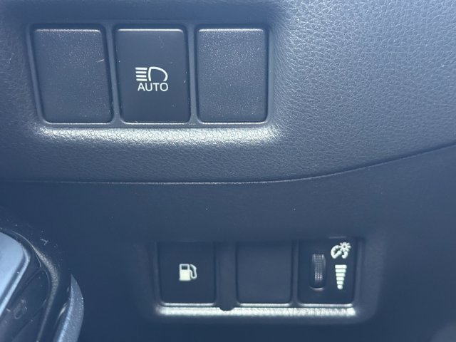Used 2020 Toyota C-HR XLE FWD image 28