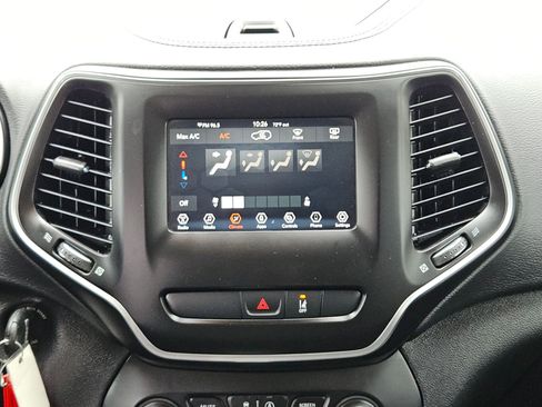 Used 2021 Jeep Cherokee Latitude w/ Mopar Interior Package FWD image 17