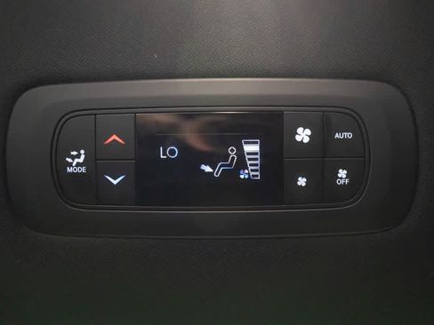 Used 2025 Chrysler Pacifica Select FWD image 9