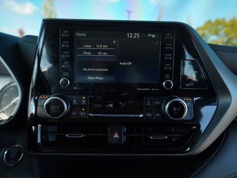 Used 2022 Toyota Highlander XLE image 31