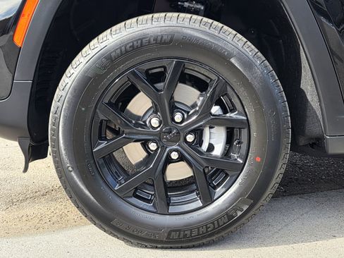 New 2025 Jeep Grand Cherokee Altitude image 9