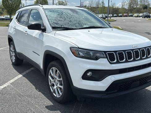 Used 2024 Jeep Compass Latitude AWD/4WD image 1