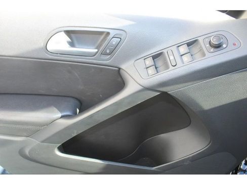 Used 2017 Volkswagen Tiguan S image 20