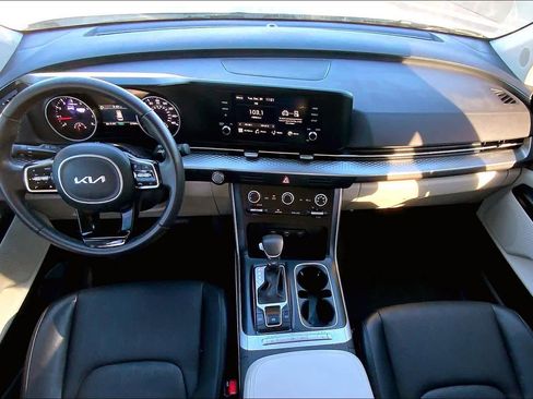 Used 2024 Kia Carnival LX image 13