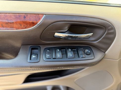 Used 2015 Chrysler Town & Country Touring image 22