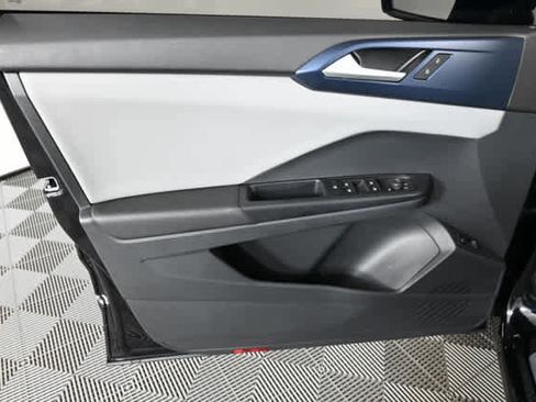 Used 2023 Volkswagen Taos SE w/ Panoramic Sunroof Package FWD image 19