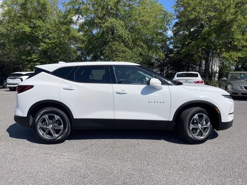 Used 2025 Chevrolet Blazer LT FWD image 2