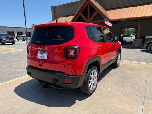 Used 2023 Jeep Renegade Latitude AWD/4WD image 5