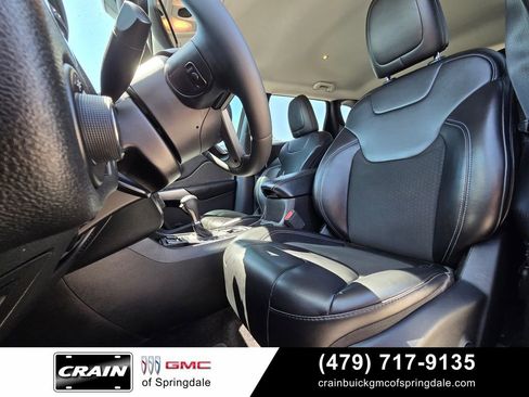 Used 2019 Jeep Cherokee Latitude Plus w/ Comfort/Convenience Group FWD image 21