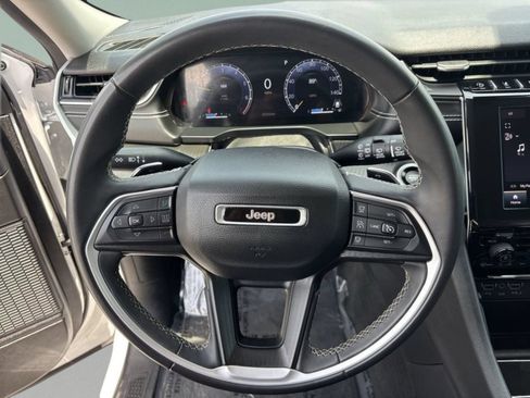 Used 2023 Jeep Grand Cherokee Laredo RWD image 30