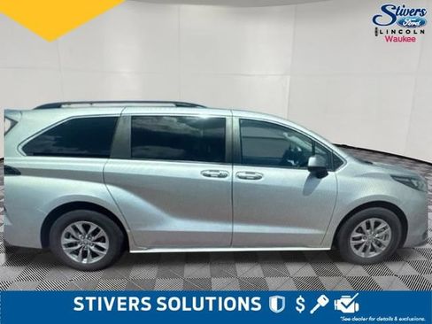 Used 2025 Toyota Sienna XLE FWD image 3