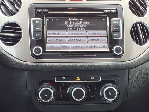 Used 2011 Volkswagen Tiguan SE FWD image 6