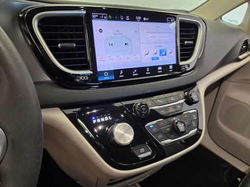 Used 2023 Chrysler Pacifica Touring-L FWD image 23