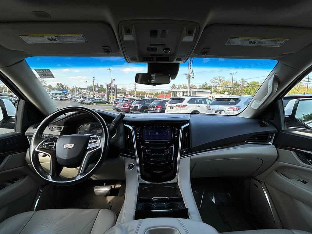 Used 2018 Cadillac Escalade Luxury AWD/4WD image 43