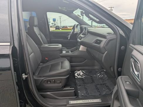 Used 2022 Chevrolet Suburban LT w/ Luxury Package AWD/4WD image 3