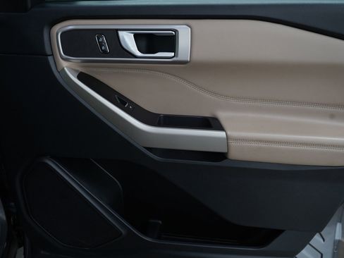 Used 2021 Ford Explorer XLT image 9