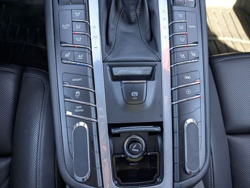 Used 2021 Porsche Macan AWD/4WD image 24