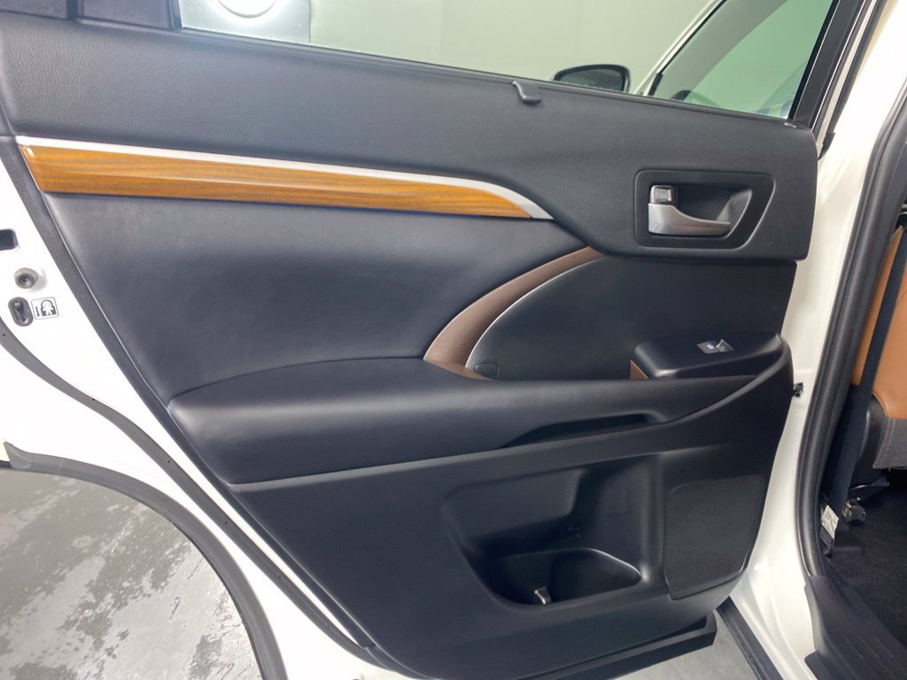 Used 2019 Toyota Highlander Limited Platinum AWD/4WD image 25