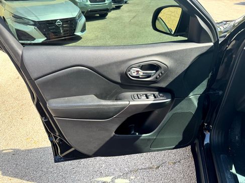 Used 2020 Jeep Cherokee Limited image 11