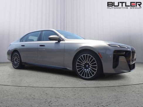 Used 2025 BMW 740i w/ Premium Package RWD image 8