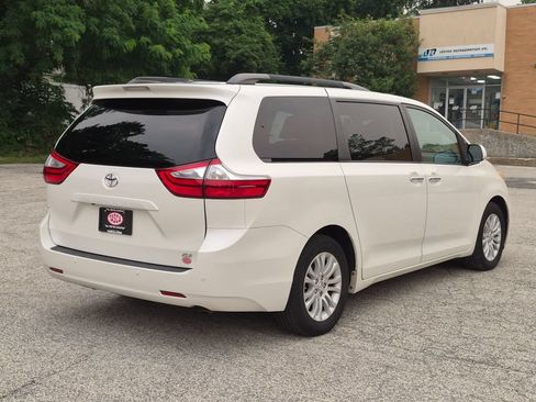 Used 2017 Toyota Sienna XLE w/ XLE Navigation Package FWD image 3