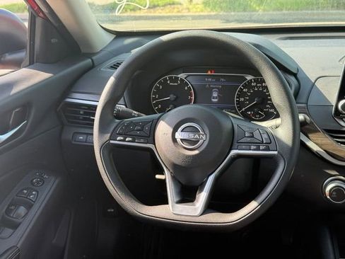 Used 2025 Nissan Altima 2.5 SV FWD image 12