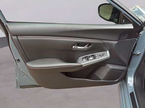 Used 2025 Nissan Sentra SR FWD image 11