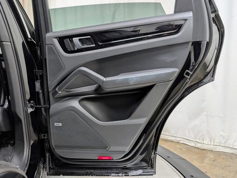 Used 2022 Porsche Cayenne Platinum Edition w/ Premium Package image 21