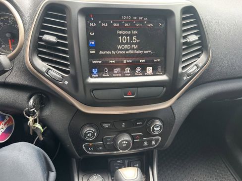 Used 2016 Jeep Cherokee Latitude w/ Cold Weather Group AWD/4WD image 11