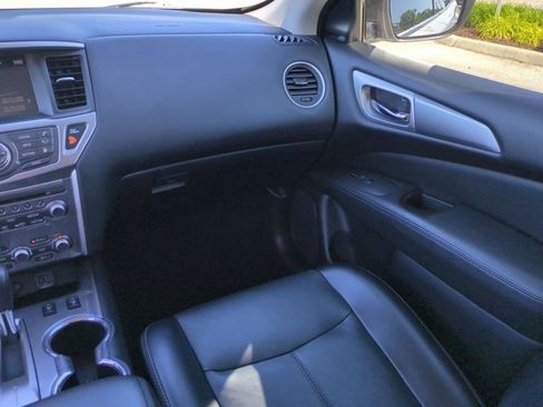 Used 2020 Nissan Pathfinder SL image 17