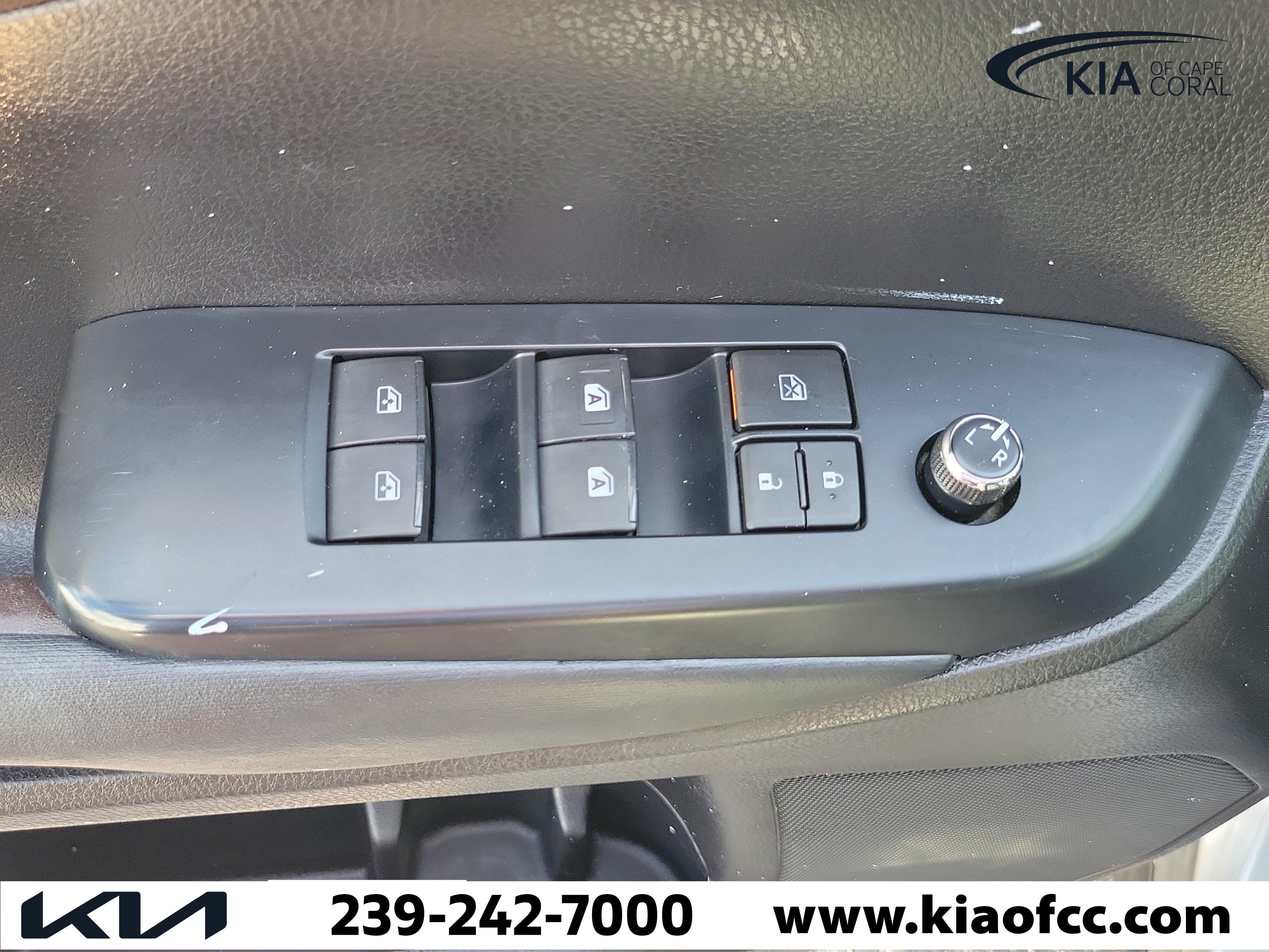 Used 2019 Toyota Highlander XLE FWD image 26