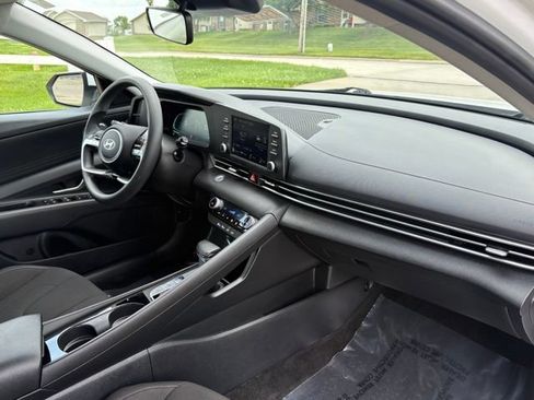 Used 2025 Hyundai Elantra Hybrid FWD image 11