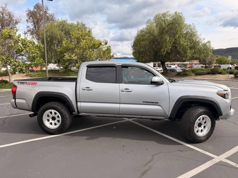 Used 2018 Toyota Tacoma TRD Sport AWD/4WD image 5