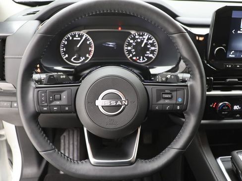Used 2024 Nissan Pathfinder SL AWD/4WD image 16