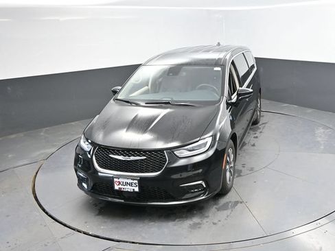 Used 2024 Chrysler Pacifica Limited FWD image 45