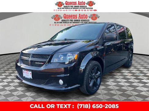 Used 2019 Dodge Grand Caravan SE FWD image 2