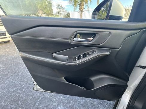 Used 2024 Nissan Rogue SV w/ SV Premium Package FWD image 31