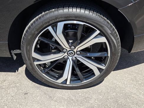Used 2023 Volvo XC60 B5 Ultimate w/ Protection Package Premier FWD image 5