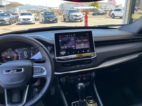 Used 2025 Jeep Compass Trailhawk image 29