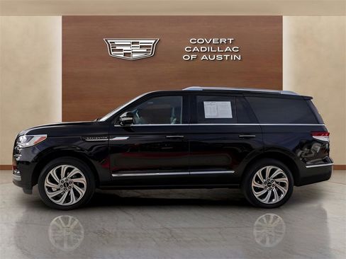 Used 2024 Lincoln Navigator Reserve image 2