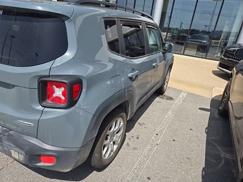 Used 2018 Jeep Renegade Latitude FWD image 3