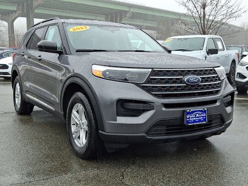 Used 2022 Ford Explorer XLT image 2