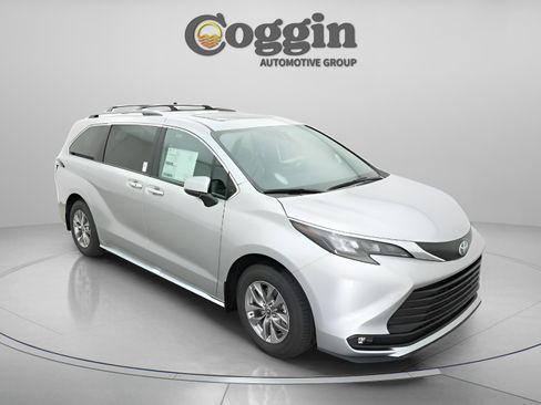 Used 2025 Toyota Sienna XLE image 25