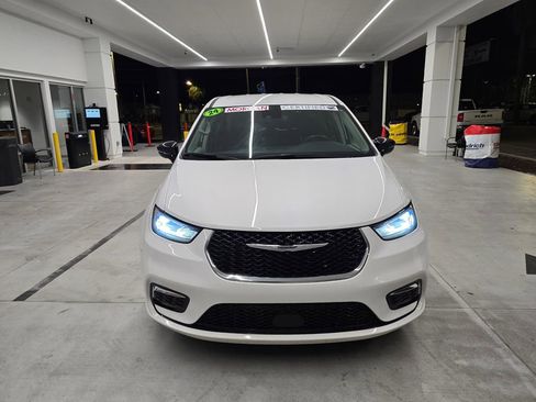 Used 2024 Chrysler Pacifica Touring-L image 8